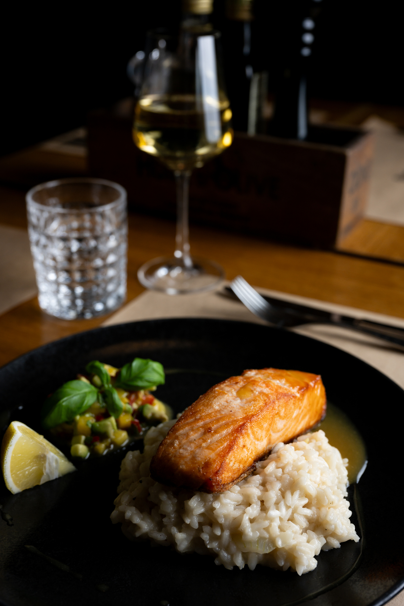 Filet z łososia z salsą mango i risotto