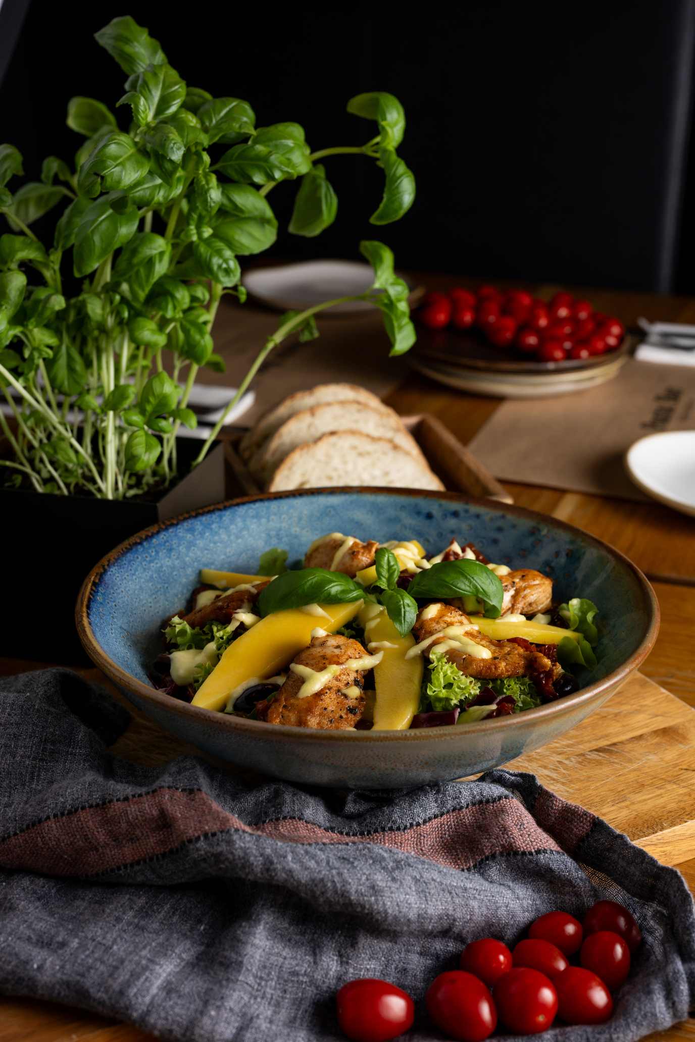 Sałata z kurczakiem i mango